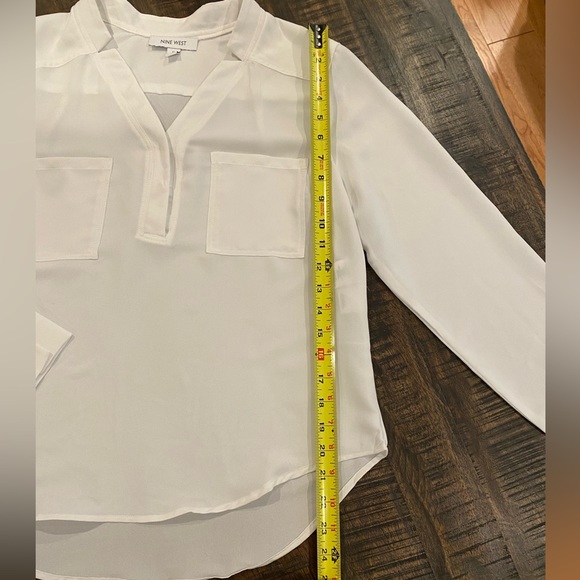 Nine West White Blouse Shirt Top Size Medium V-neck - Picture 3 of 6